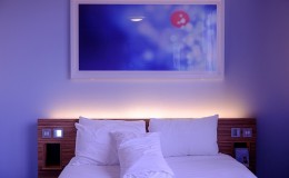 【博狗扑克】床头墙上挂什么风水好