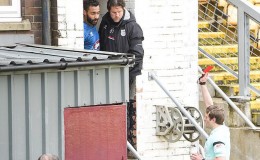 【博狗扑克】英乙奇葩一幕 前锋顶队友被罚下 官推称不可原谅