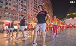 【博狗扑克】大妈戴耳机跳广场舞, 大妈静音式广场舞你怎么看