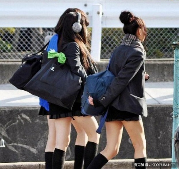 【博狗扑克】日本電車奇景之一！女高中生居然當眾露底褲…太羞惹