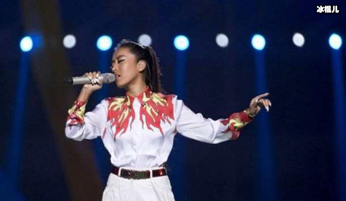 【博狗扑克】徐佳莹在《歌手当打之年》舞台上演唱歌曲《言不由衷》，感动众人