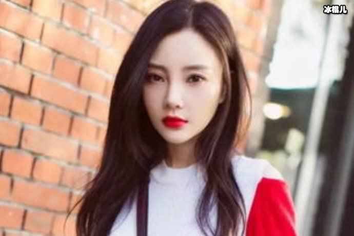 画面温馨李小璐晒甜馨换牙过程，网友感叹甜馨长成小美人了