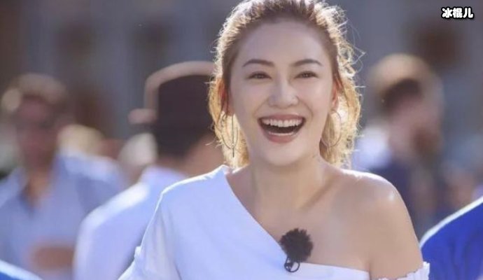应采儿怀着二胎还陪一家人到国外旅游，看着凹形的身材不像孕妇