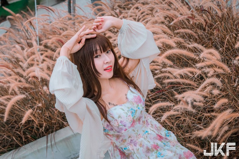 甜美正妹「黃思云」與你的戶外約會，「深溝微露」曲線好誘人！