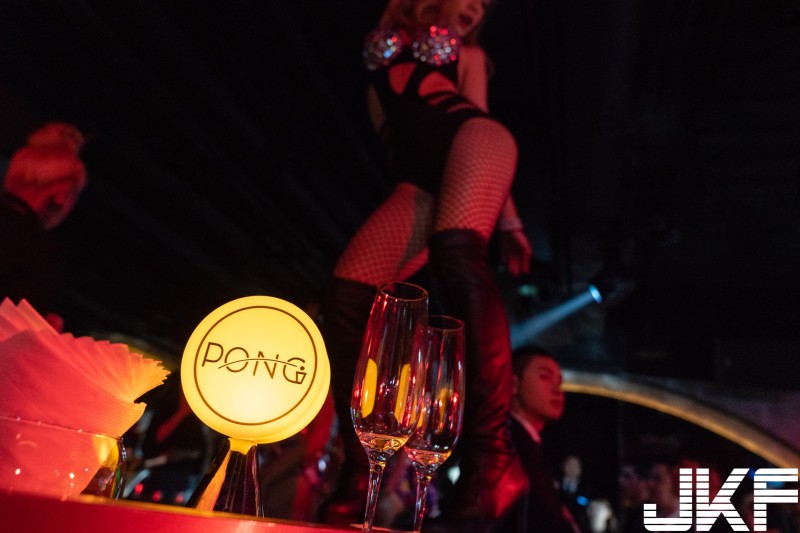 嗨到不想回家！JKF X PONG Taipei 豪乳轟炸，女郎、舞團貼身互動讓人心跳加速！