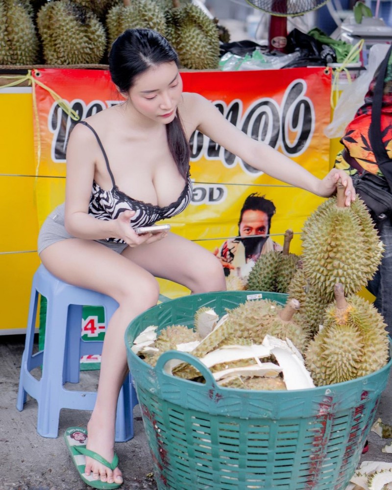 市集發現「榴蓮老闆娘」超胸身材引熱議！完美車頭燈視角超性感