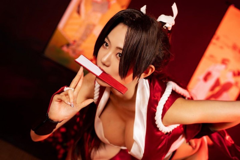 【博狗扑克】巨乳騷娘神還原「不知火舞 」人間胸器藏不住　側邊大失守高衩開到腰