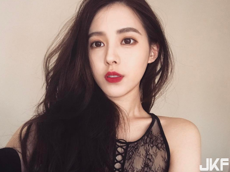 【博狗扑克】顏值太逆天！略帶「憂鬱的電眼」搭上緊緻身材，每個畫面都美到不要不要！