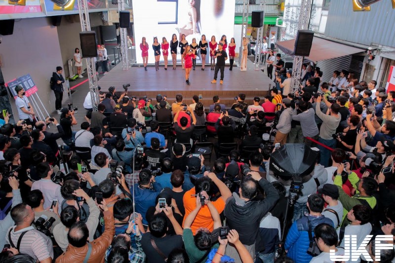 【博狗扑克】巨乳辣模辛尤里「害羞磨蹭」讓台下粉絲受不了！