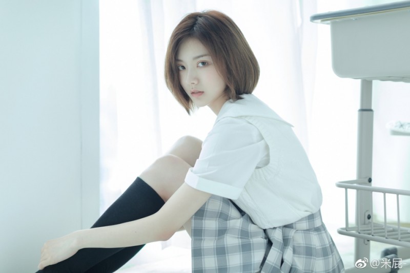 【博狗扑克】冷冽般致命回眸！重慶校花「米屁」精緻耐看超高顏值+冰霜高冷氣質　讓人下體凍住硬硬