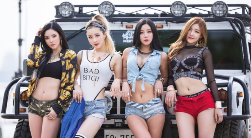 【博狗扑克】性感女團為求大紅拚了！拿水往身上灑「濕身秀」加碼福利，底下學生集體暴動了…