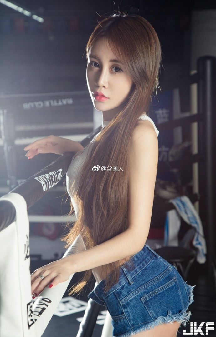 【博狗扑克】不用出拳靠爆乳就讓我投降！火辣性感美女「琪歌」在拳台大露南半球酥胸打拳：超兇猛！