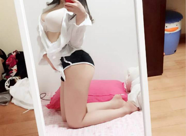 【博狗扑克】臉書上被封女神，只是學生妹卻身材火辣「超胸猛車頭燈」，讓男同學都暴動了！