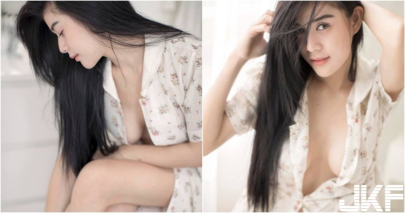 【博狗扑克】「白嫩大奶妹」剛出浴！睡衣開開大方抹乳液！「火辣美體」好勾人啊！