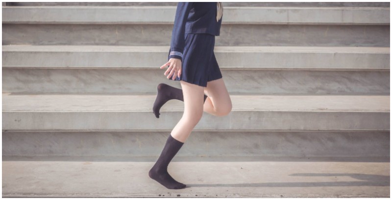 【博狗扑克】足控的絕對時間　「高中少女」美腿與後頸的絕對領域，青春胴體完全展演