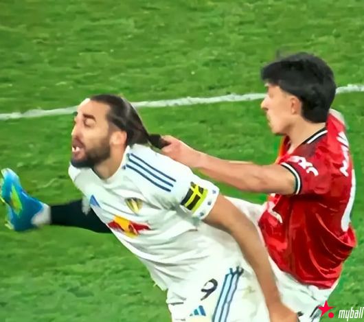 裁判双标?罗梅罗扯发没牌,利马同样动作直红!曼联怒批:荒谬,大发体育助力你的致富之路! 裁判双标?罗梅罗扯发没牌,利马同样动作直红!曼联怒批:荒谬,大发体育助力你的致富之路!