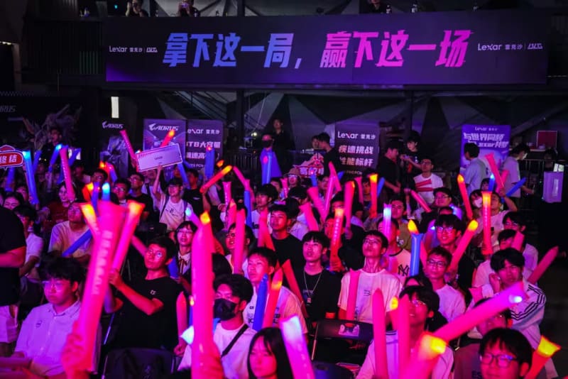 电竞比赛中的临场调整信号解析:从战术变化到心理博弈 电竞比赛中的临场调整信号解析:从战术变化到心理博弈
