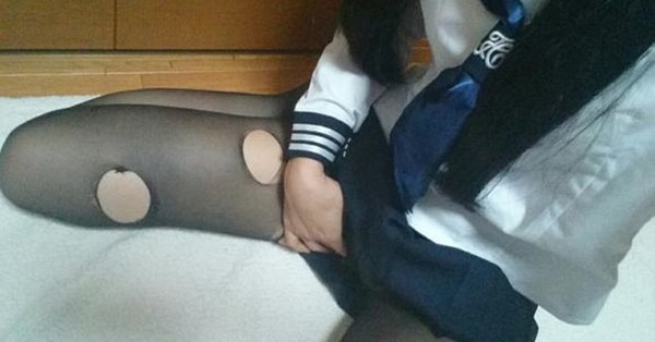 【博狗扑克】網路瘋傳！制服女孩風騷無極限　露出底褲「隔著絲襪自摸」
