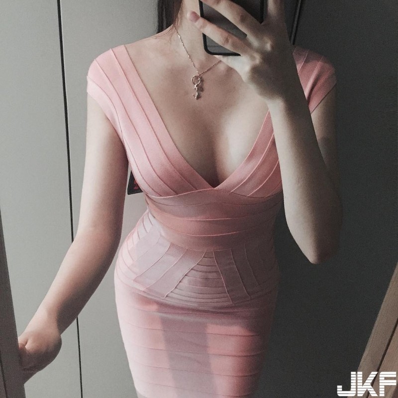【博狗扑克】神到了！巨乳「開箱妹」正臉照，「女僕蹦乳裝」讓網友忍不住邪惡幻想…