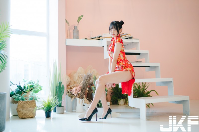 【博狗扑克】不能再高！　童顏美胸「Domo林忻」極致高衩旗袍挑戰新型態古典美！