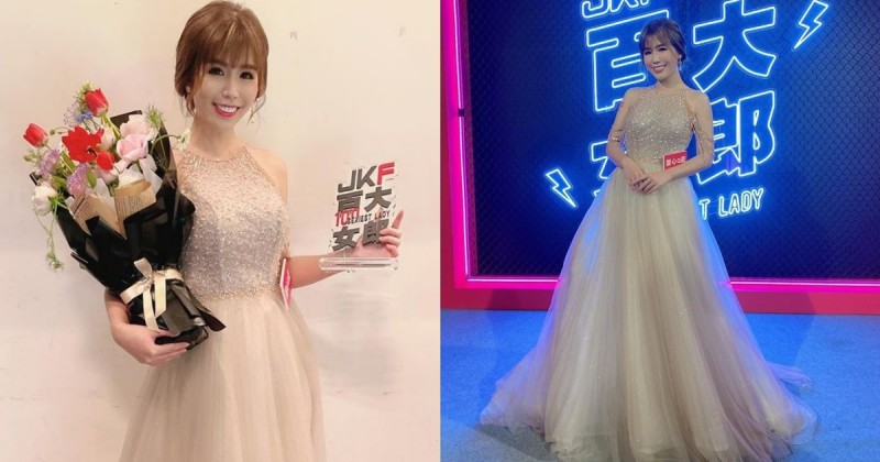 【博狗扑克】「甜心Q匠」樂捧JKF百大女郎獎杯，氣質禮服藏不住「美乳細腰」曲線好迷人