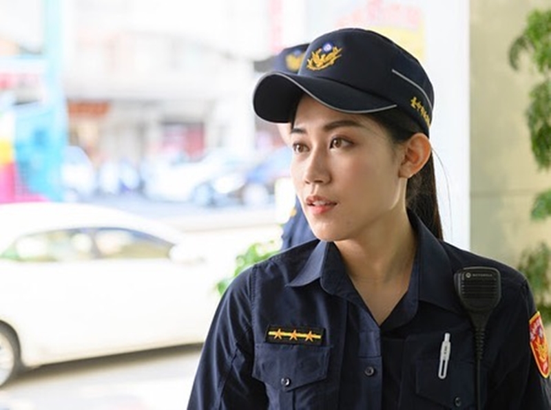 【博狗扑克】想被逮捕！正妹女警「李芷儀」迴旋踢制伏歹徒影片爆紅　深邃輪廓氣質超獨特