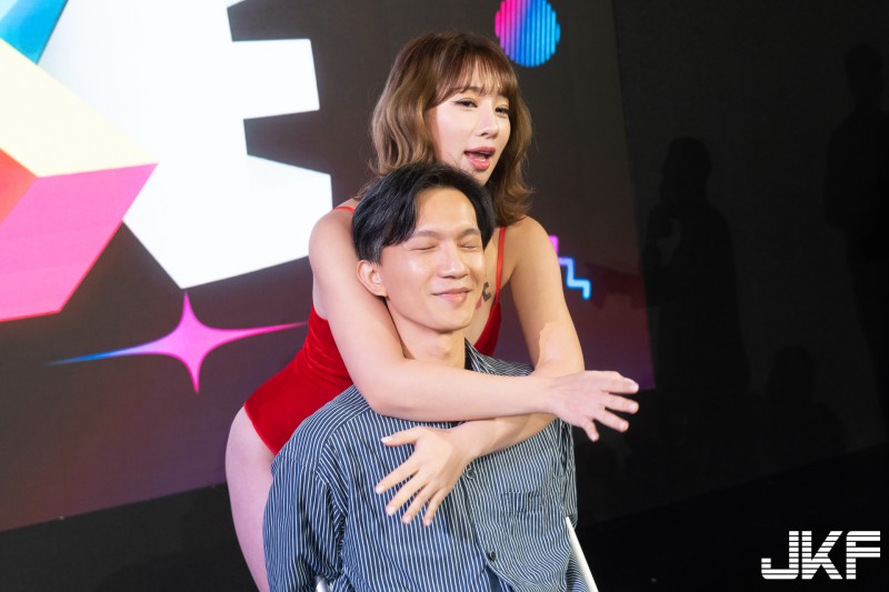 【博狗扑克】韓國百萬美少女《Bitnara》台上互動猛貼背　幸運粉絲表情好享受！
