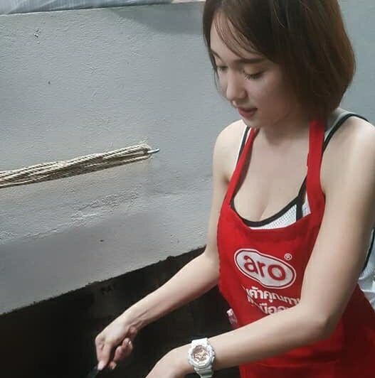 【博狗扑克】天菜！「小吃攤巨乳妹」穿著緊身小背心害客人覺得「好緊」，私下穿著更是大尺度！